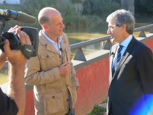 El portaveu de Promineria, Joan Ramon Perdigó, durant la conversa que ha mantingut amb Xavier Sitjà, reporter del programa 'El escarabajo verde'.