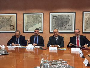 Al centre de la imatge, els consellers en funcions Santi Vila i Felip Puig han rubricat l'acord amb els responsables de l'empresa.